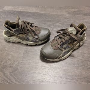 Green/camo women's Nike Huarache size 5.5